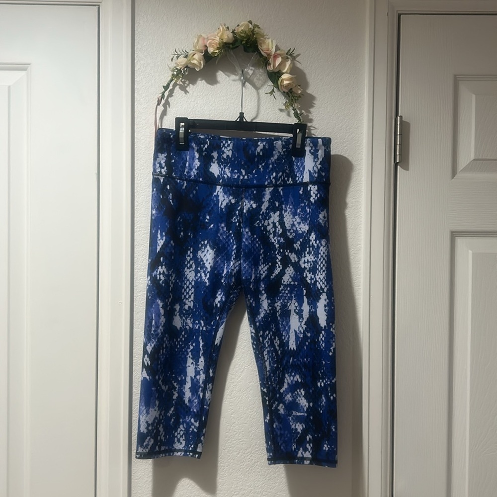 Alo Yoga Python Print Capri - Picture 2 of 6